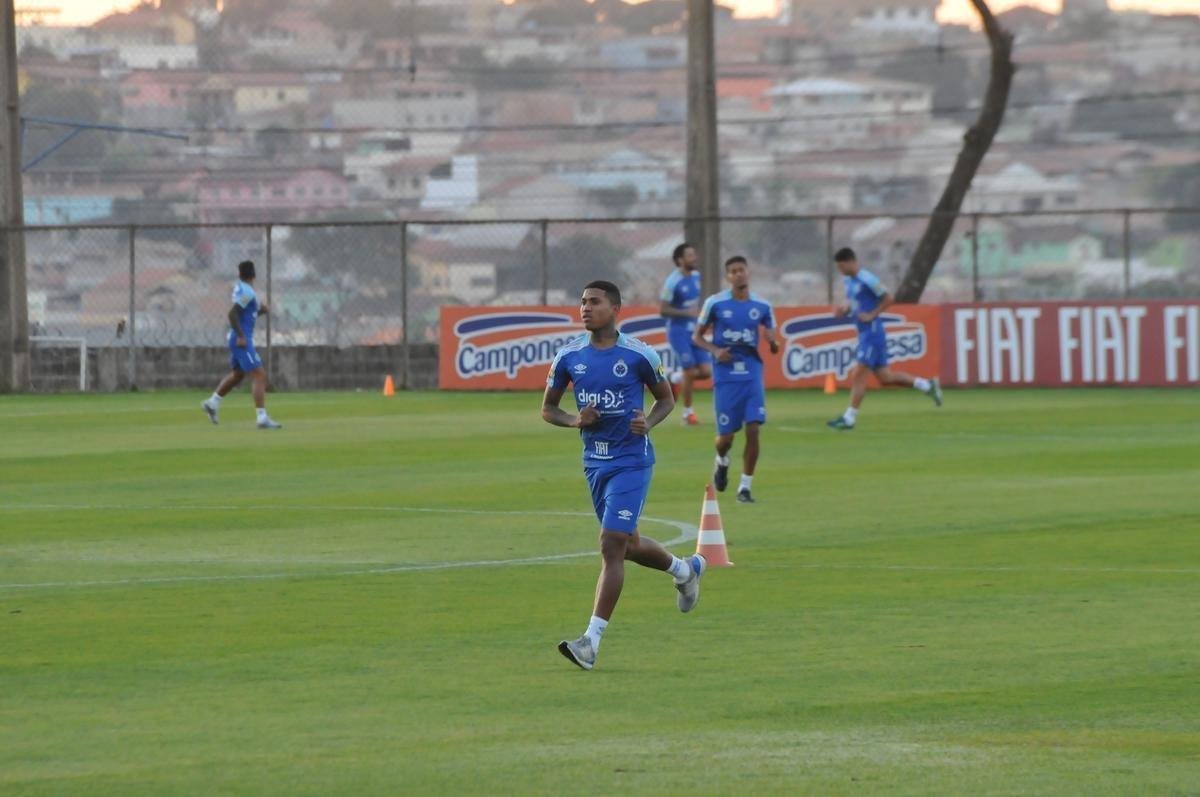 Cruzeiro iniciou sua intertemporada nesta segunda-feira na Toca da Raposa II. Tcnico Mano Menezes contou com elenco completo. Grupo agora comea preparao para decises com Atltico na Copa do Brasil, River Plate na Copa Libertadores e 29 rodadas restantes do Campeonato Brasileiro