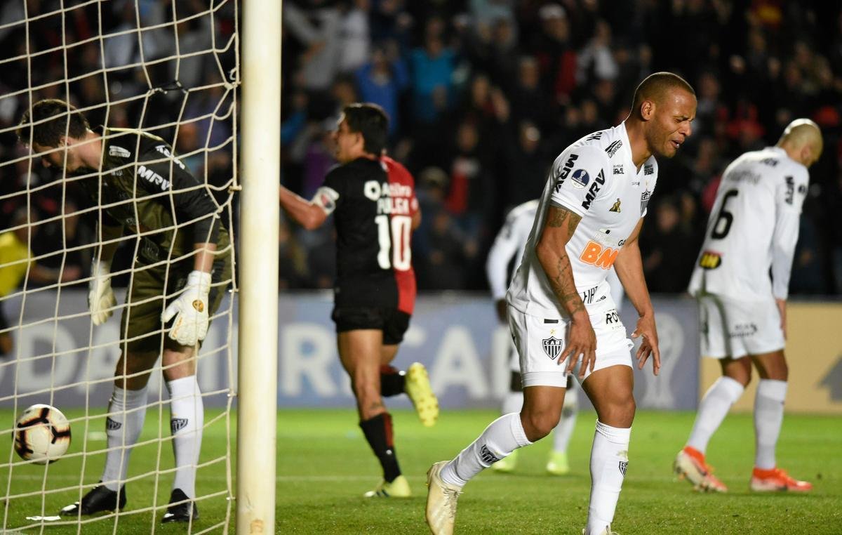No segundo tempo, Coln virou com gols de Wilson Morelo e Luiz Pulga Rodrguez
