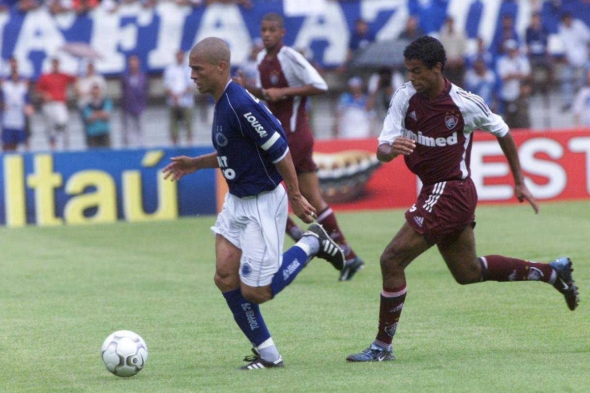 Com o ttulo brasileiro confirmado, o Cruzeiro fez no dia 7 de dezembro de 2003 o jogo da taa e das faixas contra o Fluminense, no Mineiro. Com show de Alex, autor de dois gols, o time celeste goleou os cariocas por 5 a 2 e promoveu nova festa da torcida azul em Belo Horizonte. Jogadores finalmente ergueram a taa oficial do Campeonato Brasileiro, cedida pela CBF, e deram a volta olmpica. Os campees brasileiros de 1966 tambm participaram das comemoraes no Gigante da Pampulha.