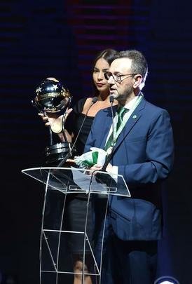 Cerimônia em Luque, no Paraguai, foi marcada por homenagens à Chapecoense, que ganhou taça com Atlético Nacional, e aos 30 anos do segundo título mundial da Seleção Argentina