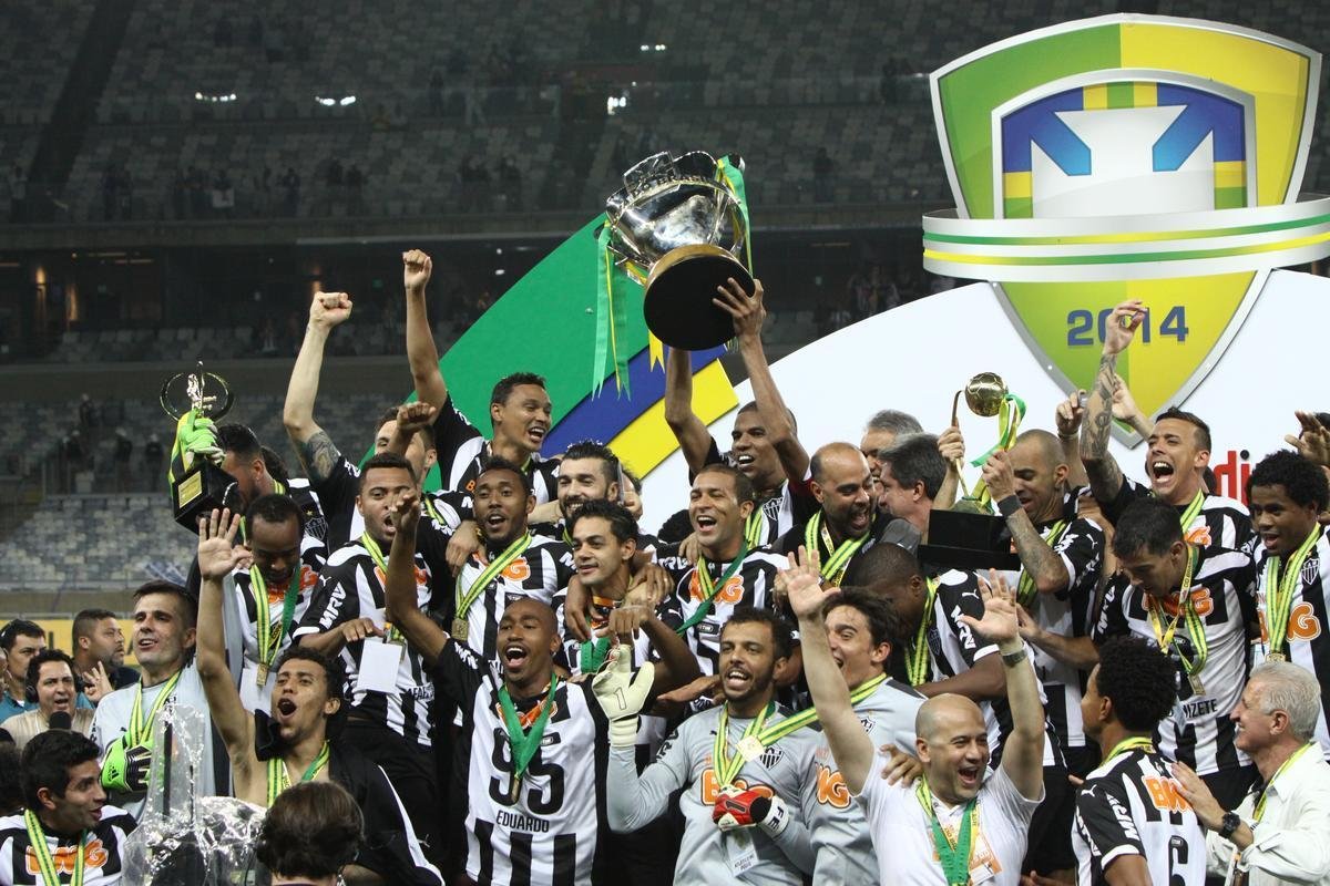 Capito Leonardo Silva ergue a taa e jogadores festejam o ttulo indito da Copa do Brasil