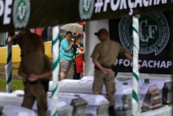 Imagens tocantes da chegada dos corpos à Arena Condá