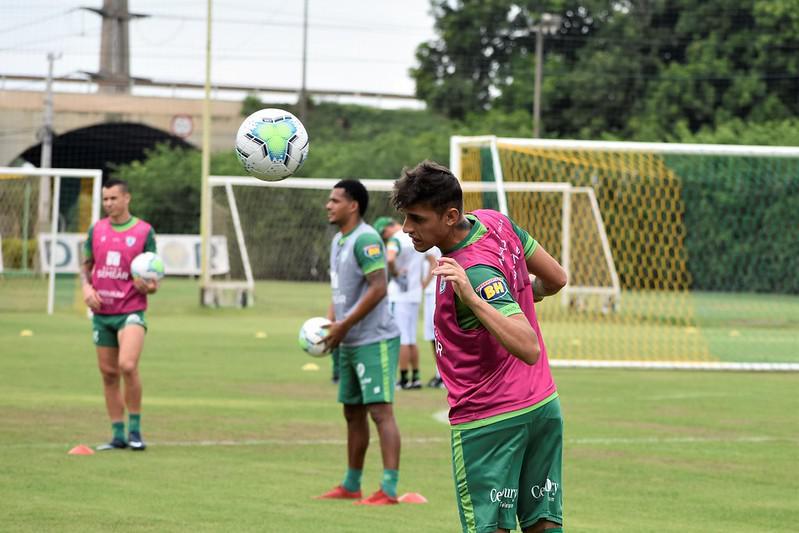 Neste domingo (15), o Amrica treinou no CT do Cuiab, em Mato Grosso, visando o confronto de volta das quartas de final da Copa do Brasil, contra o Internacional. Na primeira partida, em Porto Alegre, o Coelho venceu por 1 a 0. Agora, a equipe mineira joga por um empate, no Independncia, para avanar s semifinais da competio pela primeira vez em sua histria.