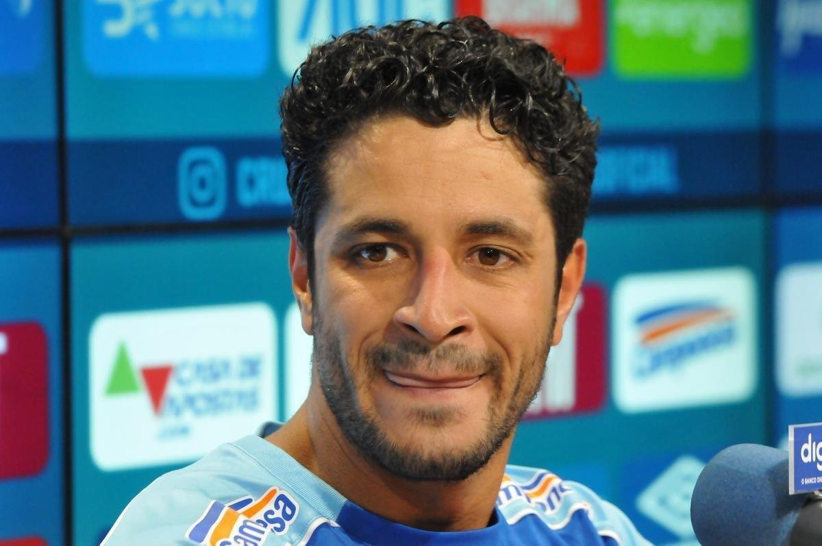 Cruzeiro iniciou sua intertemporada nesta segunda-feira na Toca da Raposa II. Tcnico Mano Menezes contou com elenco completo. Grupo agora comea preparao para decises com Atltico na Copa do Brasil, River Plate na Copa Libertadores e 29 rodadas restantes do Campeonato Brasileiro