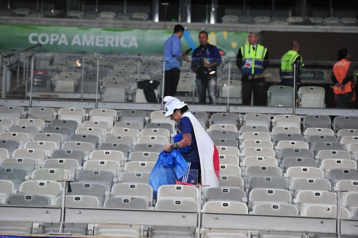 Depois do empate entre Japo e Equador, por 1 a 1, pela Copa Amrica, um torcedor japons deu um bom exemplo aos brasileiros. Com pacincia, ele recolheu lixo em vrios pontos do setor em que se encontrava no Mineiro. Na Copa de 2014, no Brasil, os nipnicos j haviam mostrado civilidade ao mundo ao limpar arquibancadas e vestirios dos estdios.