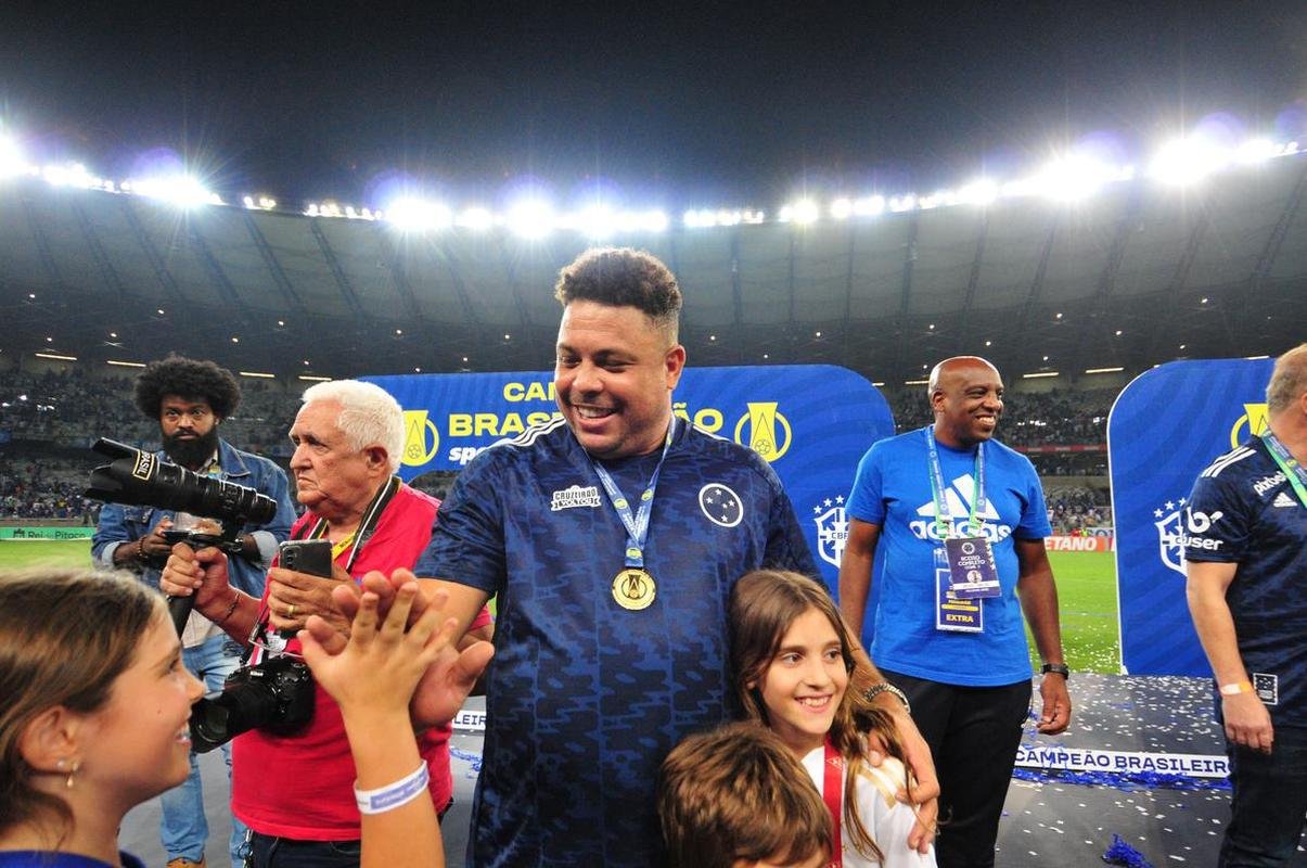 Cruzeiro levanta a taa da Srie B e faz festa no Mineiro