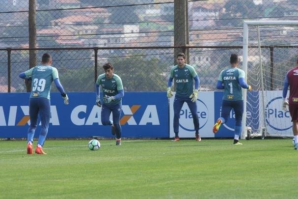 Presidente do Cruzeiro, Wagner Pires de S, acompanhou treino deste sbado, na Toca da Raposa II. Mais uma vez, Arrascaeta treinou normalmente e est cotado para iniciar como titular diante do Atltico-PR, na segunda-feira, no Mineiro, pelas oitavas de final da Copa do Brasil