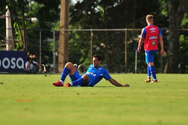 Sem Thiago Neves, que est com desgaste na panturrilha, Mano Menezes escalou o time titular do Cruzeiro no coletivo com Fbio; Lucas Romero, Leo, Murilo e Egdio; Henrique e Ariel Cabral; Robinho, Arrascaeta e Rafinha; Fred. Os reservas atuaram com Rafael; Arthur, Digo, Manoel e Marcelo Hermes; Lucas Silva, Nonoca e Bruno Silva; Rafael Marques, Rafael Sobis e Judivan
