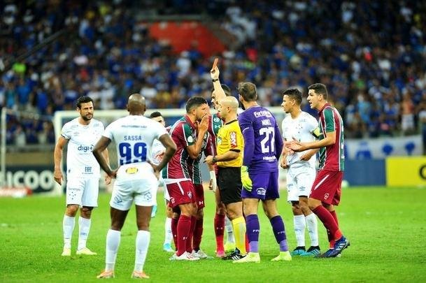 Na reta final do primeiro tempo, rbitro Jean Pierre Gonalves Lima mostrou grande despreparo no Mineiro ao expulsar Yuri, do Fluminense, e voltar atrs, alertado pelo VAR. Em seguida, deu amarelo para Fred, do Cruzeiro, tambm aps ser avisado pelo rbitro de vdeo.