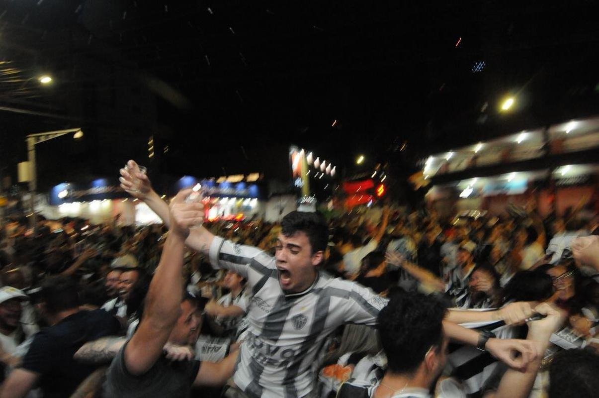 Atleticanos no Bar do Salomo, em BH, durante jogo contra o Bahia. Depois da vitria por 3 a 2 houve muita festa pelo ttulo brasileiro