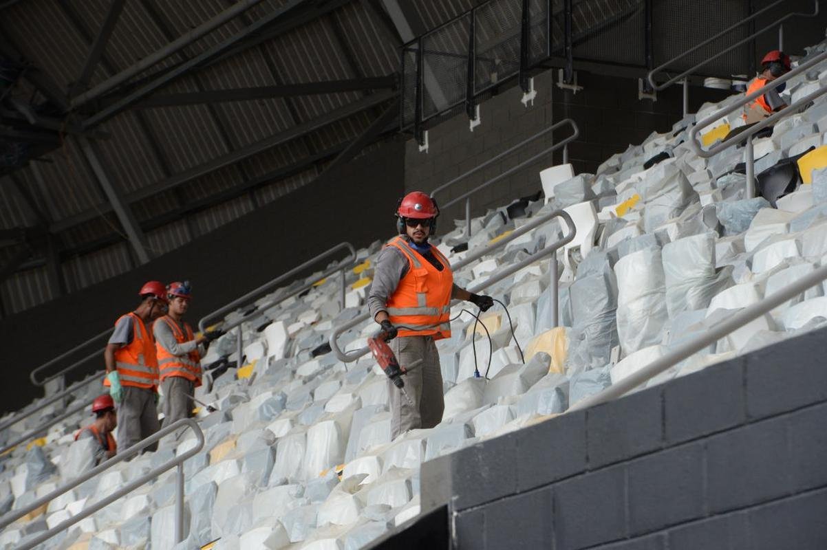 Funcionrios da Arena MRV nas arquibancadas superiores