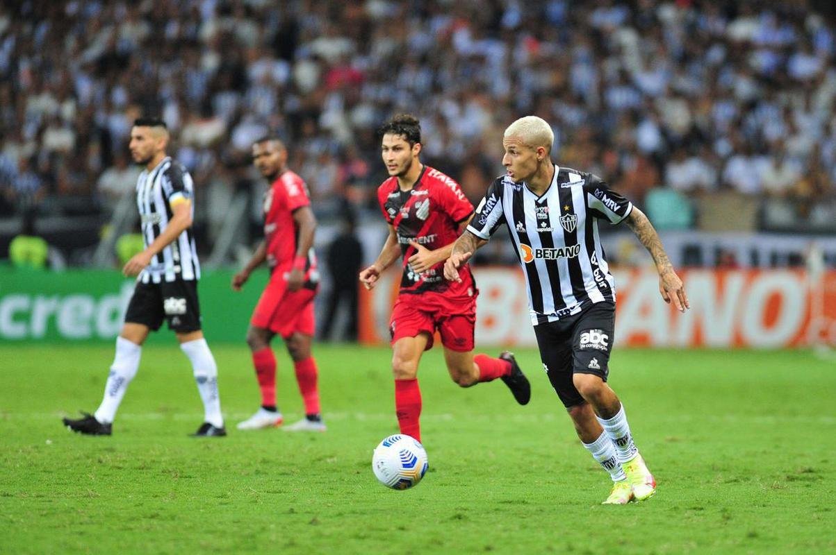 Lateral-esquerdo: Guilherme Arana (Atltico - venceu Filipe Lus com 92% dos votos)