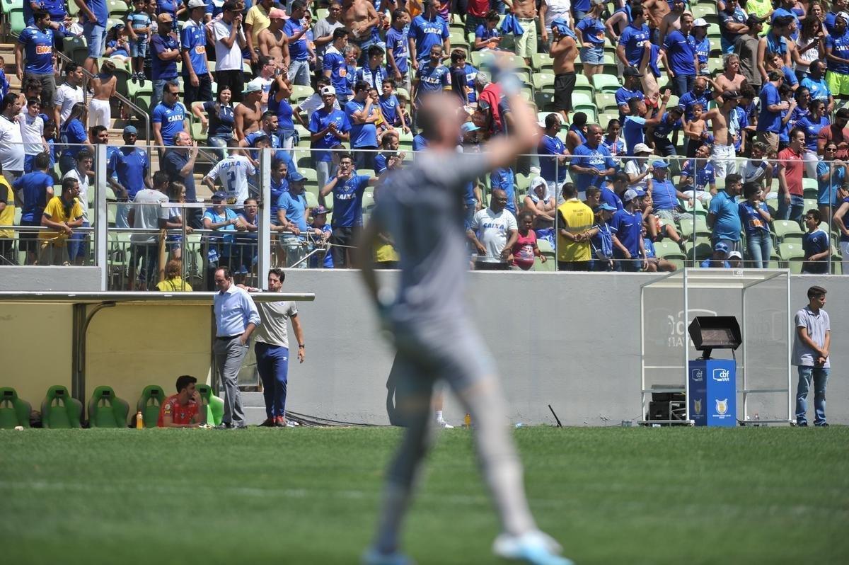 Na reta final do jogo, Grmio ampliou para 4 a 1 e jogadores como Thiago Neves e Edilson foram muito vaiados, assim como o vice-presidente de futebol Itair Machado