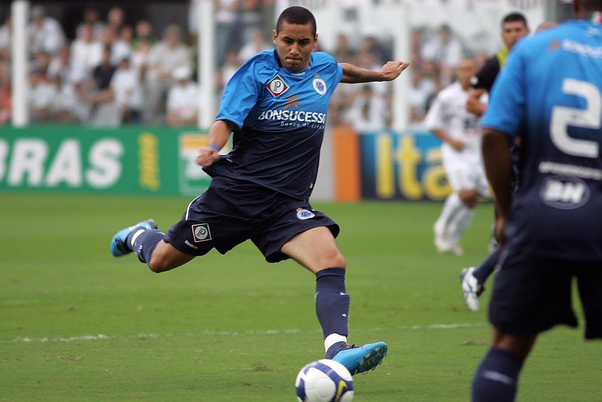 Wellington Paulista (2009): os 28 gols pelo Botafogo em 2008 fizeram a diretoria cruzeirense ficar de olho no centroavante. Sua contratao foi anunciada em 19/12/2008, num vnculo de quatro anos. J em 2009, foi o artilheiro do time, com 26 gols. Em 2012, marcou 28 vezes. Contando todo o perodo na Toca II, Wellington Paulista fez 75 gols em 160 jogos.  o 24 maior artilheiro da histria do clube.