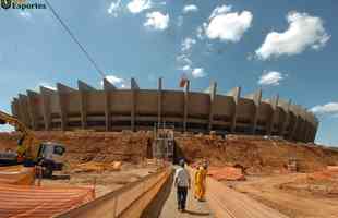 10/10/2011 - Estádio é um verdadeiro canteiro de obras. Na parte superior, começa preparação para ampliação da cobertura de 29m para 55m
