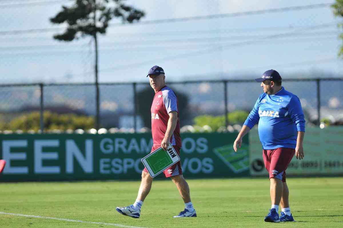 Mano Menezes conta com todo elenco do Cruzeiro para enfrentar La U, quinta, no Mineiro, pela Copa Libertadores. Exceo  atacante Fred, que se recupera de cirurgia no joelho direito