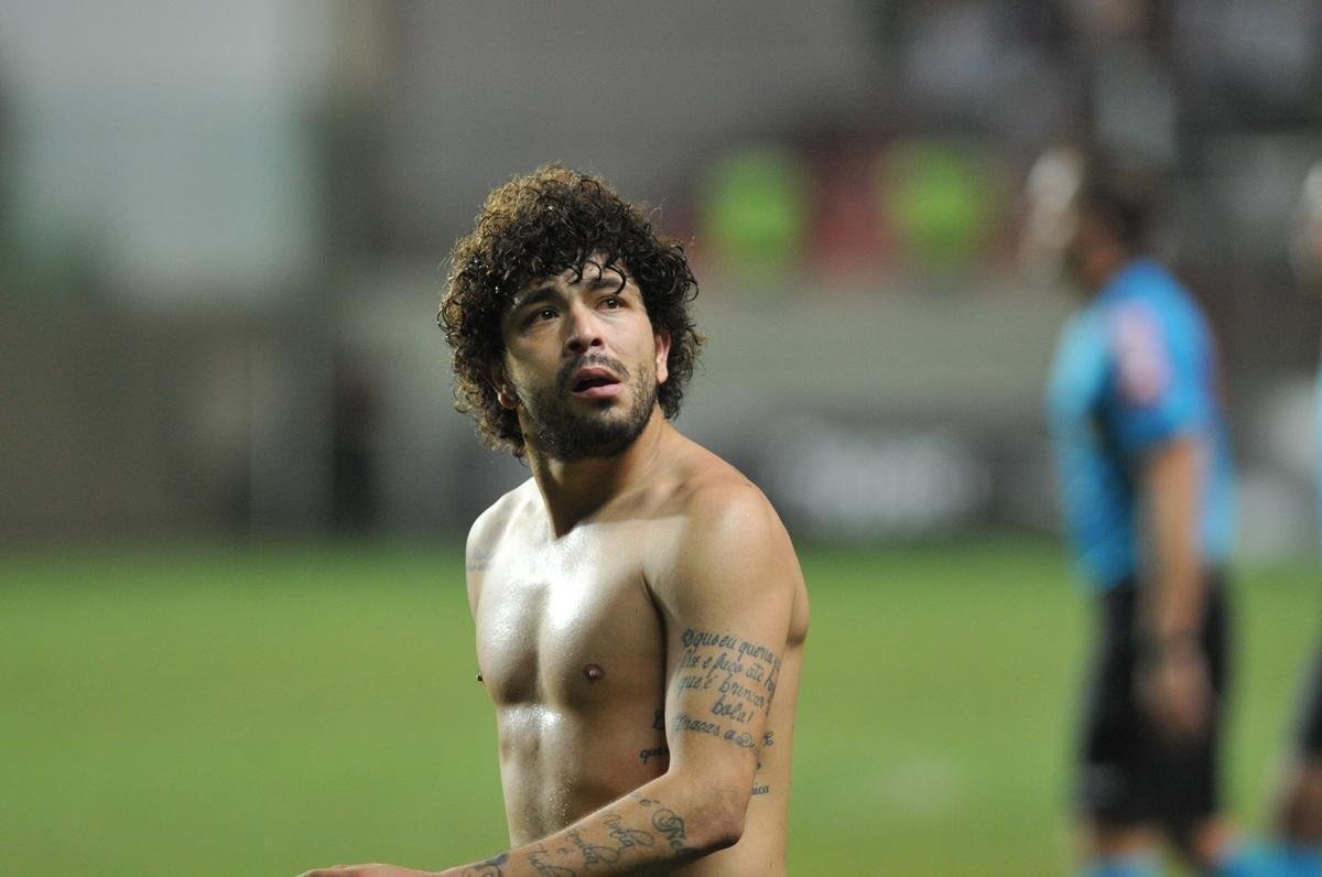 Galo virou no segundo tempo com gols de Rger Guedes e Luan. 