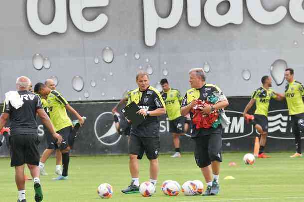 Na Cidade do Galo, atletas foram comandados por Diego Aguirre em primeiro treino do ano