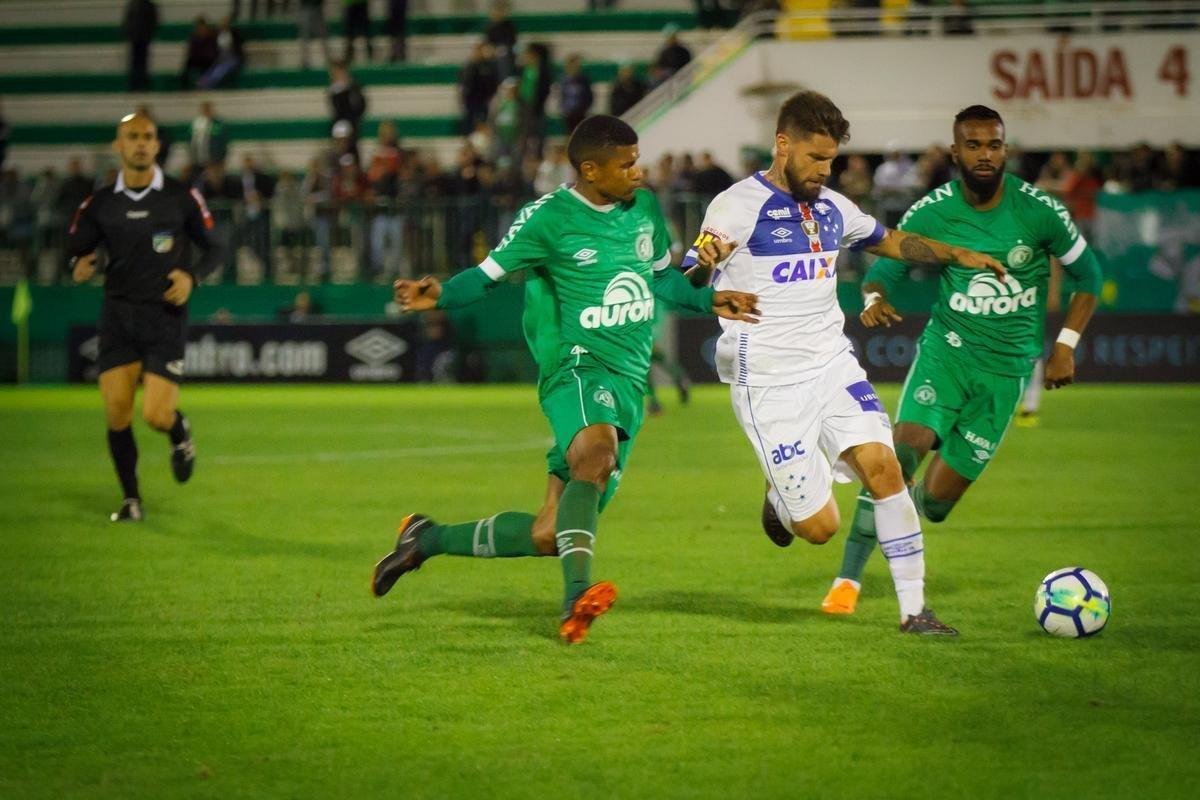 Cruzeiro perde para Chapecoense em jogo que teve atraso por causa de pane em refletores