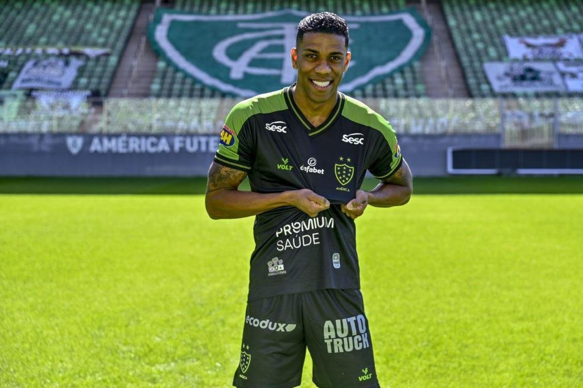 Amrica lana uniforme 3 preto em referncia  luta contra o racismo. Na foto, o atacante Berro