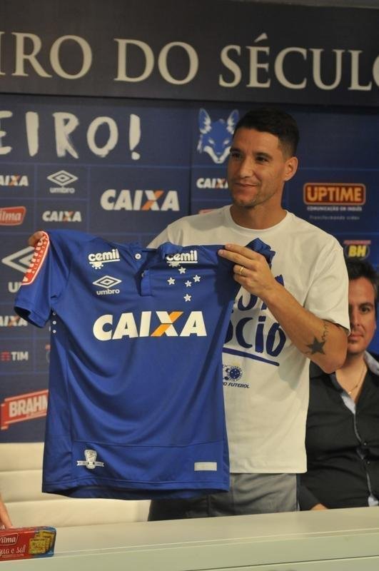 Thiago Neves foi apresentado no Cruzeiro pelo presidente Gilvan de Pinho Tavares