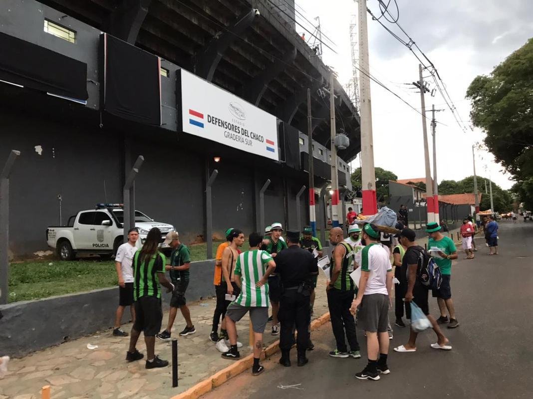 Fotos da torcida do Amrica no estdio Defensores del Chaco, em Assuno, antes da partida contra o Guaran pela segunda fase da Copa Libertadores