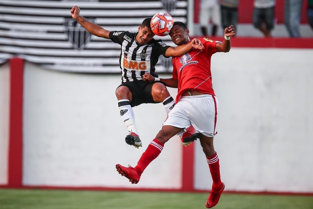 Veja imagens do jogo entre Tombense e Atltico