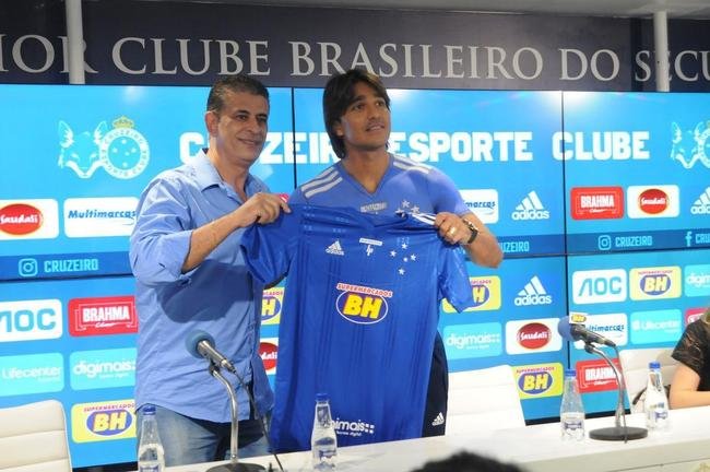 Fotos da apresenta��o do atacante Marcelo Moreno como novo refor�o do Cruzeiro para 2020. Duante entrevista, jogador foi acompanhado pela esposa Marilisy Antonelli e pela filha, Maria Clara
