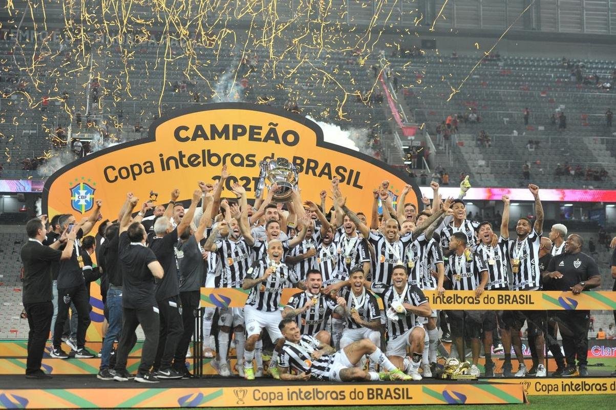 Atltico ergue a taa e festeja bi da Copa do Brasil