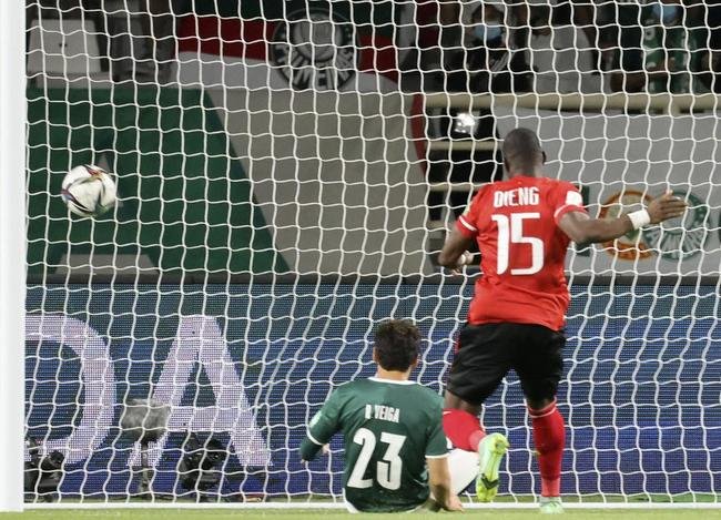 O Palmeiras derrotou, nesta tera-feira (8), o Al Ahly, do Egito, por 2 a 1, no Estdio Al Nahyan, e garantiu vaga na do Mundial de Clubes. Em Abu Dhabi, nos Emirados rabes, Raphael Veiga e Dudu deram show, cada um com um gol e uma assistncia.