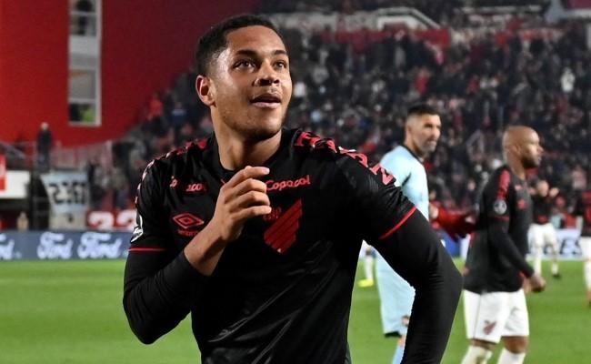 Vitor Roque está na lista dos melhores jogadores da nova geração