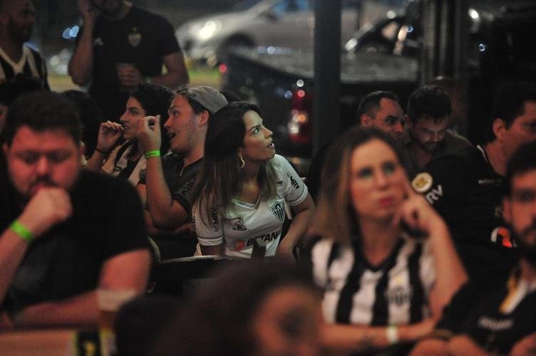 Atleticanos acompanharam Flamengo 2x1 Ceará nos bares de Belo Horizonte, na expectativa de comemorar o título antecipado do Campeonato Brasileiro. No entanto, o rival carioca venceu o time nordestino e adiou a festa atleticana.