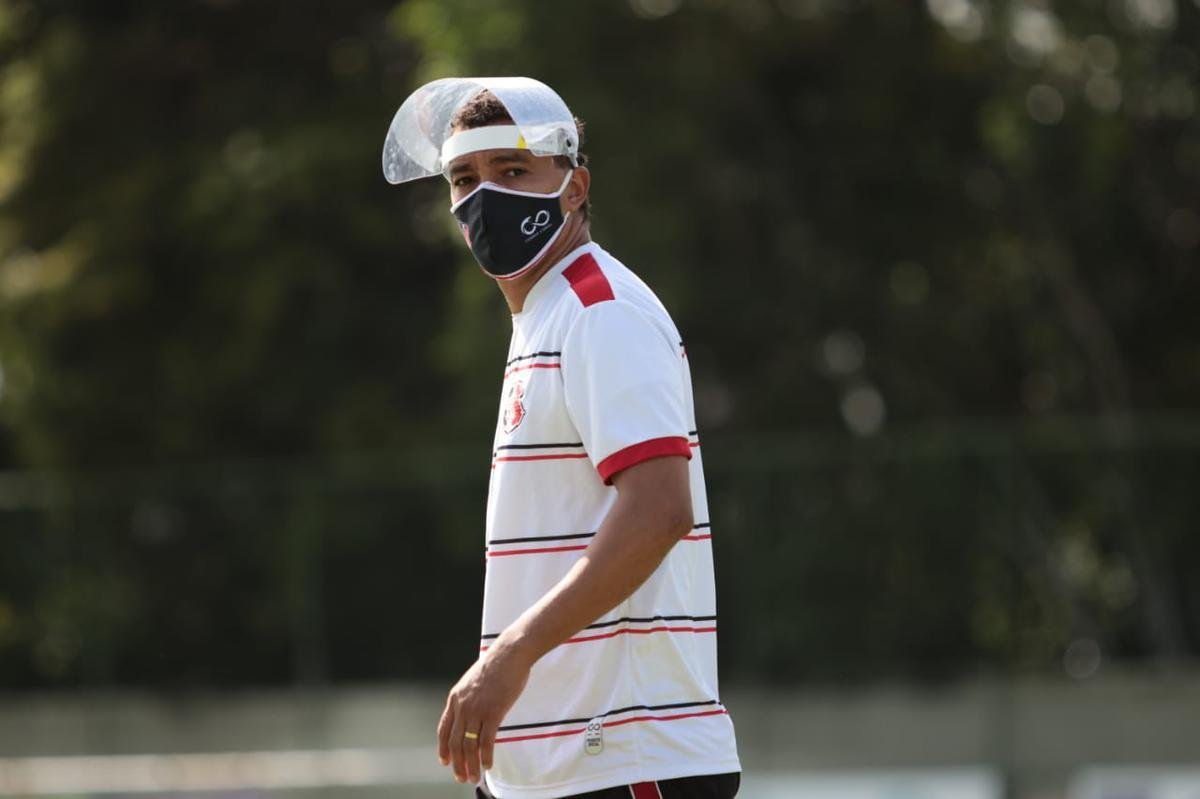 Dando sequência aos treinos, em retomada às atividades suspensas pela pandemia, elenco do Santa Cruz é dividido em três equipes para os trabalhos desta quinta-feira; grupo ainda não usará bola.