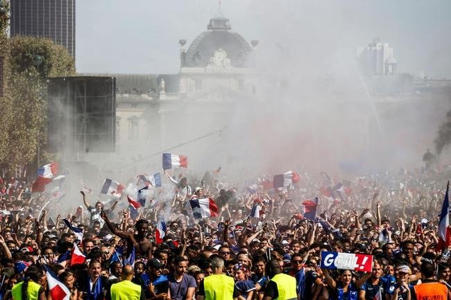 Franceses lotaram ruas de Paris e regi�o da Torre Eiffel durante a decis�o da Copa do Mundo