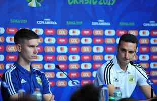 Tcnicos de Argentina e Paraguai, juntos de um jogador de cada equipe, em entrevista no Mineiro