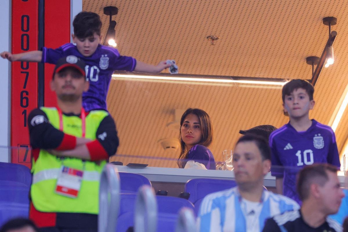 Familiares de Messi em camarote do Estdio 974, de Doha, durante jogo entre Argentina e Polnia pelo Grupo C da Copa do Mundo. Nas fotos aparecem o pai Jorge Messi, a esposa Antonela Roccuzzo e os filhos Ciro, Thiago e Matteo