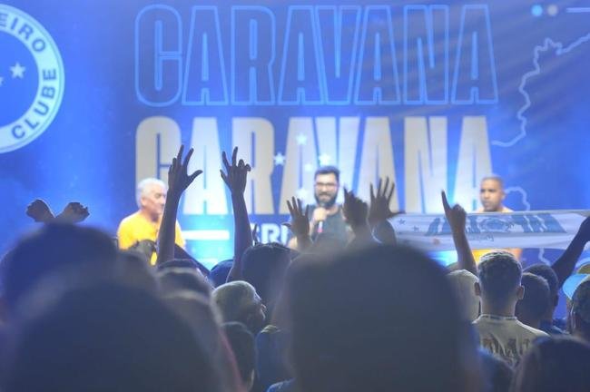 Nonato e Leandro, ex-laterais do clube, durante papo com o pblico de Conselheiro Lafaiete na Caravana do Cruzeiro