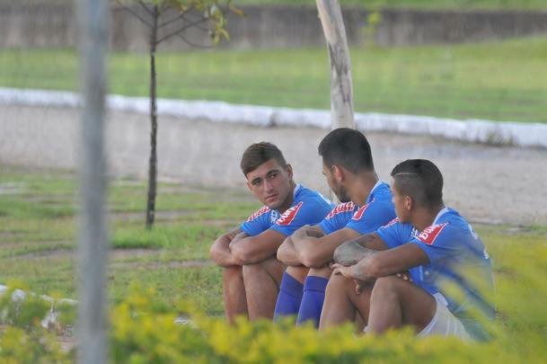 Arrascaeta conversa com Snchez Mio e Lucas Romero durante jogo-treino