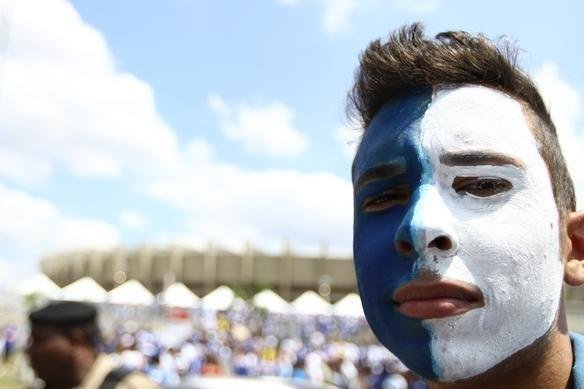 Torcida do Cruzeiro j comea a se movimentar em vrios pontos da cidade antes da partida contra o Grmio, s 17h, no Mineiro
