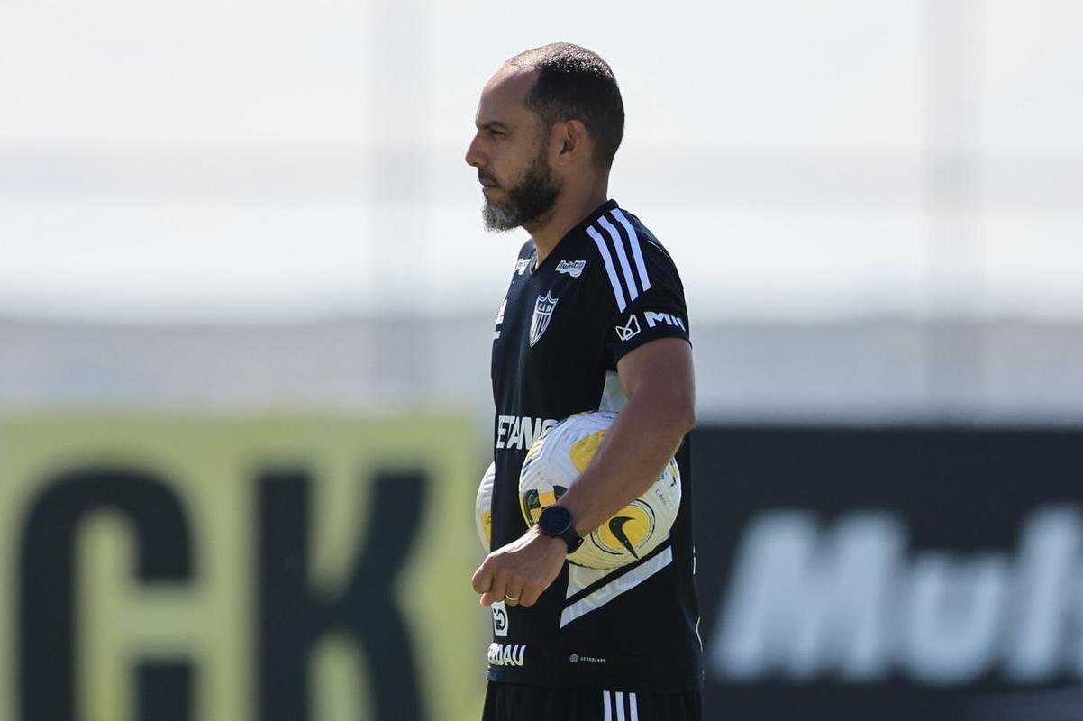 Nesta quinta-feira (28), o Atltico realizou o terceiro treino na Cidade do Galo aps o retorno de Cuca. Durante a atividade, o treinador conversou com o presidente do clube, Srgio Coelho.
