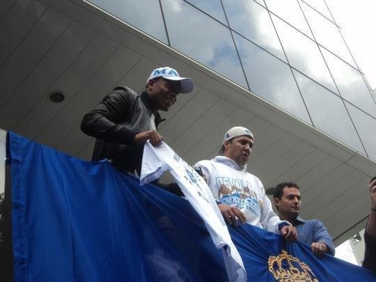 Novo reforo do Cruzeiro, Jlio Baptista foi recepcionado pelo presidente Gilvan de Pinho Tavares e acenou para torcedores da sacada da sede administrativa no Barro Preto