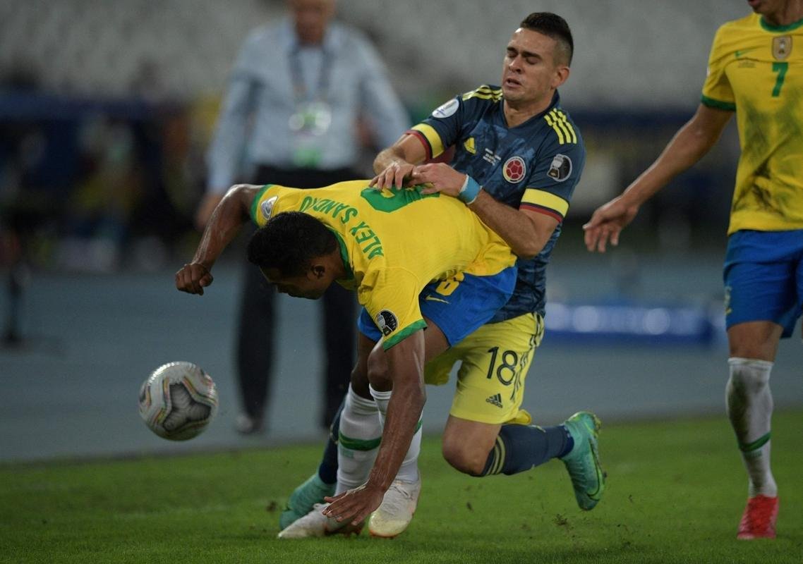 Brasil e Colmbia se enfrentaram no Estdio Nilton Santos, pelo Grupo B da Copa Amrica