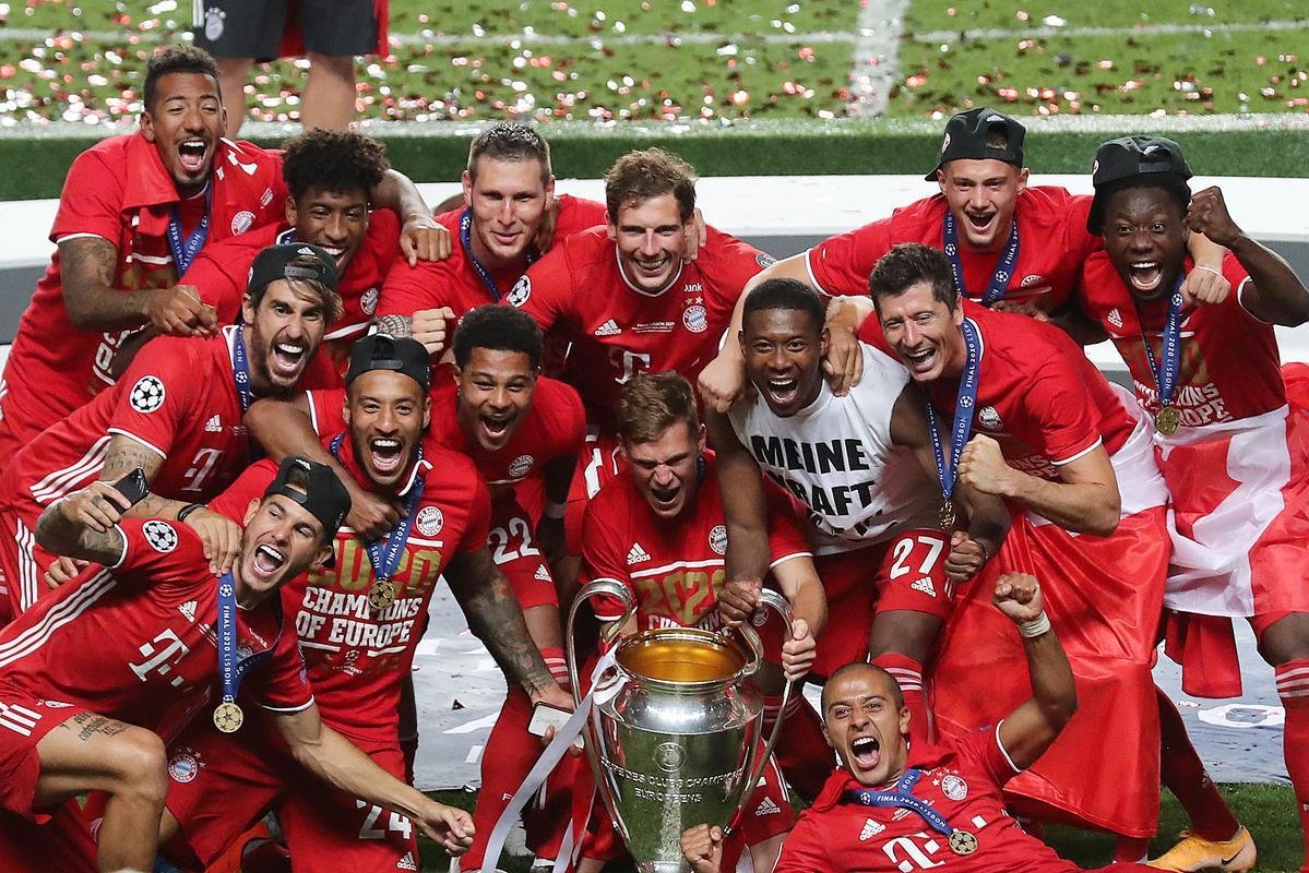 Bayern conquistou o hexa da Liga dos Campeões da Europa ao vencer o PSG por 1 a 0, neste domingo, no Estádio da Luz, em Lisboa. Coman marcou o gol do título alemão. Capitão Neuer ergue a taça junto aos seus companheiros.