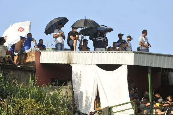 Torcidas de Cruzeiro e Guarani lotaram estdio Fario e casas do entorno, em Divinpolis, para assistir ao duelo de abertura do Campeonato Mineiro 2019