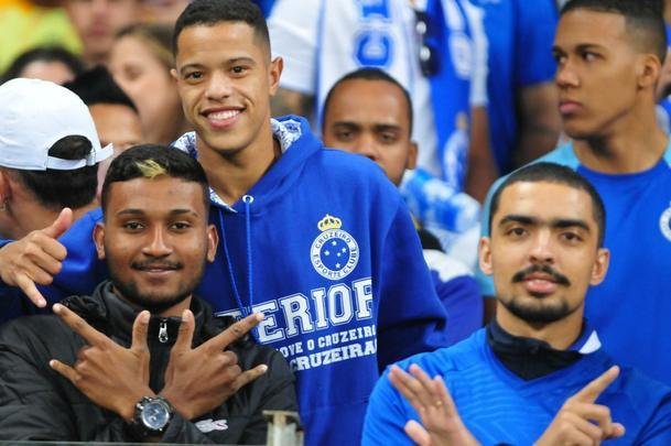 Torcedores do Cruzeiro lotam as arquibancadas do Mineiro para acompanhar a partida vlida pelas quartas de final da Copa do Brasil