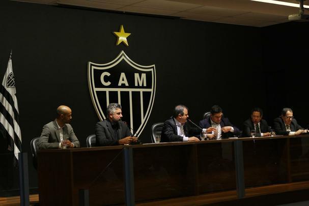 Veja imagens da entrevista coletiva de Srgio Sette Cmara