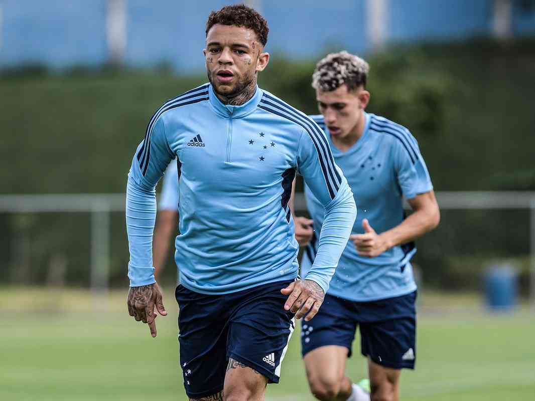 À espera de resolução de imbróglio no Cruzeiro na Fifa, Angulo participa de  treino na Toca - Superesportes