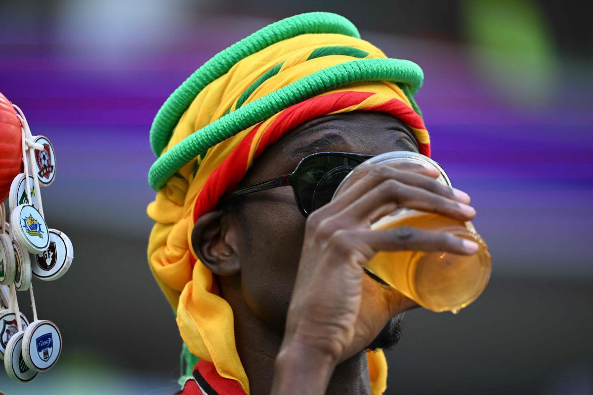 Torcedores de Catar e Senegal nas arquibancadas do Estdio Al Thumama