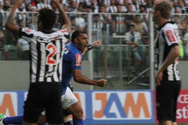Cruzeiro voltou ofensivo no segundo tempo, e bila marcou o gol de empate aos 7', em concluso de voleio