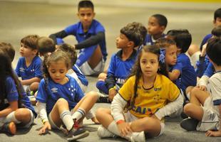 Torcida do Cruzeiro encarou frio e crise de abastecimento para apoiar o time contra o Palmeiras, no Mineiro